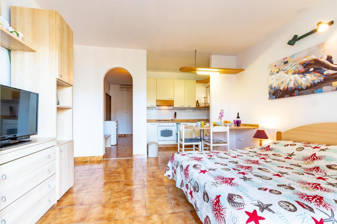 Apartments Tri Zala Zrnovo Buitenkant foto